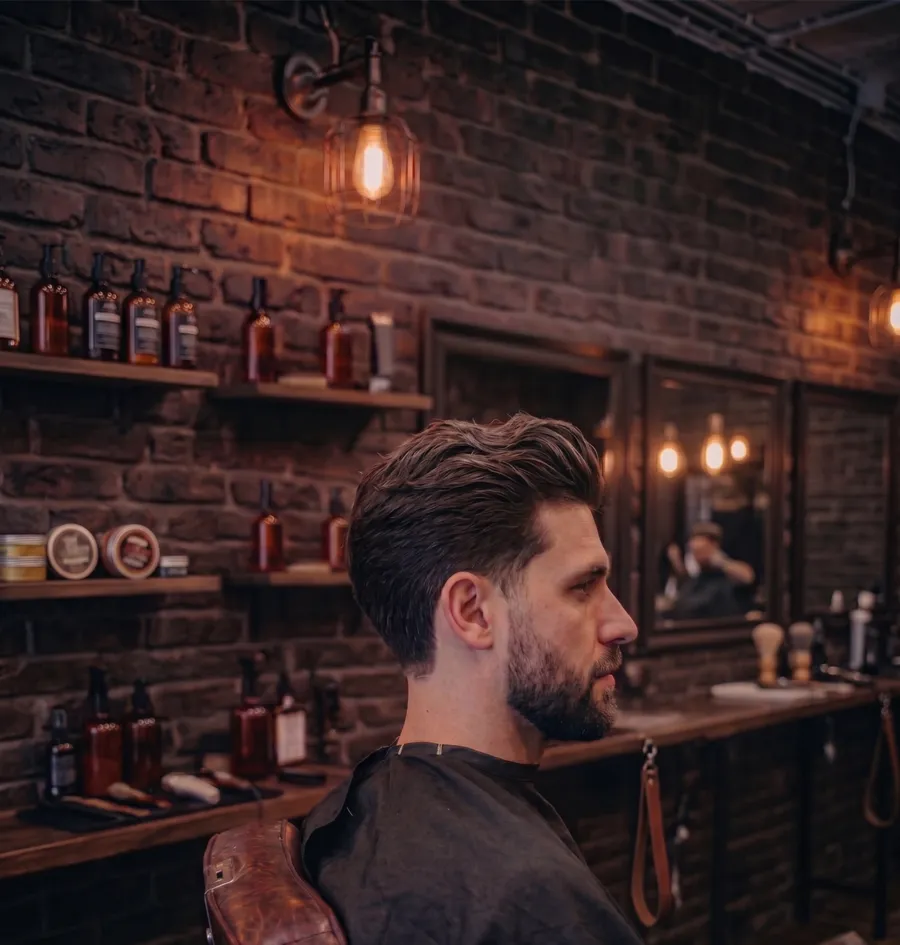 Corte clásico peinado hacia atrás con barba